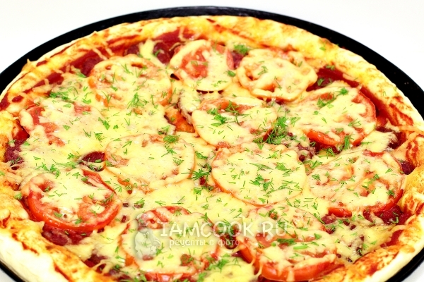 Receta de pizza con queso de salchicha y tomates