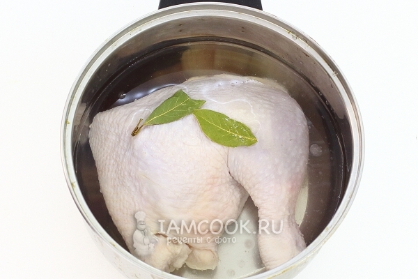 Vložte kuřecí a bobkový list do pánve