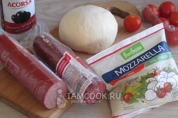 Ingredienser til pizza med mozzarella og pølse