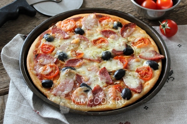 Resep untuk pizza dengan mozzarella dan sosis