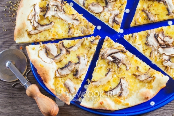وصفة للبيتزا مع الفطر والجبن