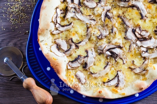 صورة للبيتزا مع الفطر والجبن