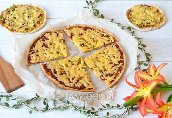 Foto de pizza con pepinos en vinagre y salchicha