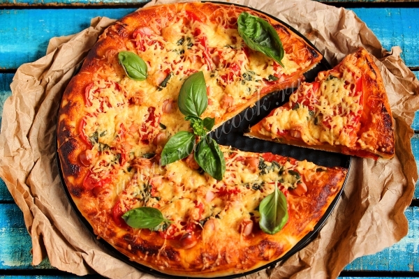 Pizza makkaroilla ja tomaateilla