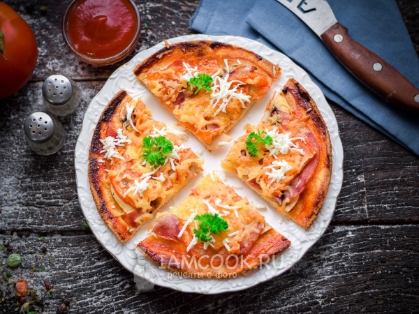 Pizza mit Schinken, Käse und Tomaten