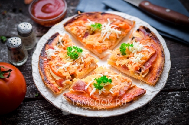 Pizza-Rezept mit Schinken, Käse und Tomaten