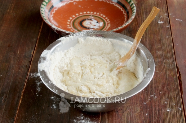 Tuangkan tepung dengan ragi