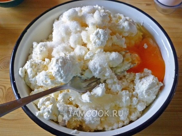 Συνδυάστε τυρί cottage, αυγά και ζάχαρη