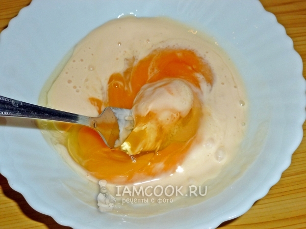 Sbattere le uova con lo zucchero e il latte cotto fermentato
