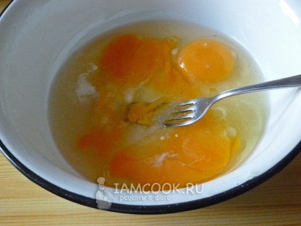 Sbattere le uova con lo zucchero