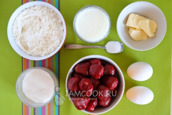 Bahan untuk kue strawberry di kefir