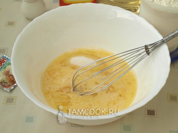 Налейте захарта в яйцата