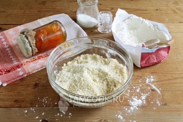 小麦粉と砂糖でバターを粉砕する