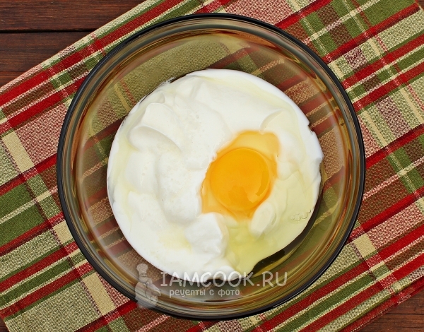 Campurkan telur dengan krim asam