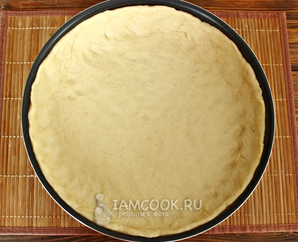 Stretch the dough in a frying pan