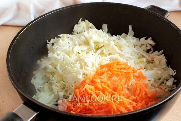 Βάλτε το λάχανο και τα καρότα