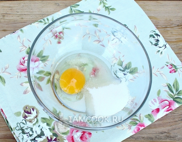 מערבבים את הביצה עם סוכר ומלח
