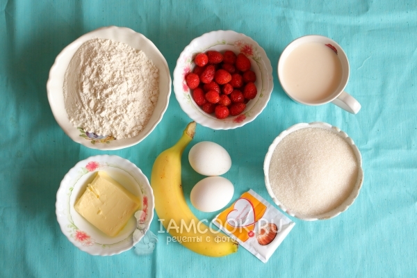 Ingredienser til tærte med jordbær og banan