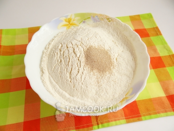 小麦粉と酵母を注ぐ