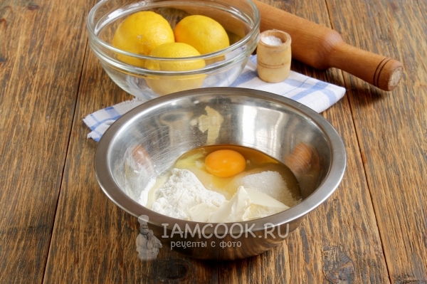Συνδυάστε το βούτυρο με αλεύρι, ζάχαρη και αυγό