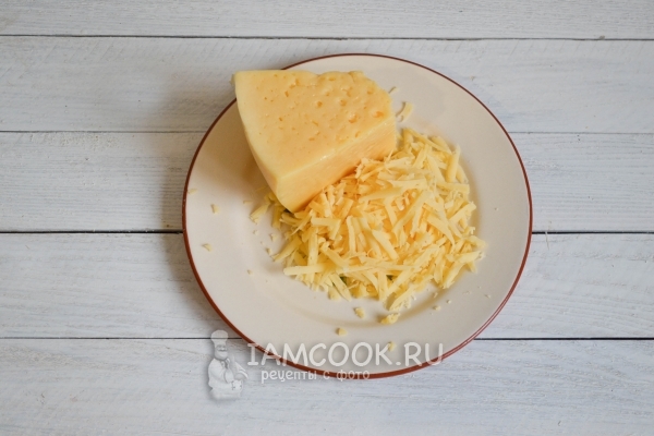 Grattugiare il formaggio sulla grattugia