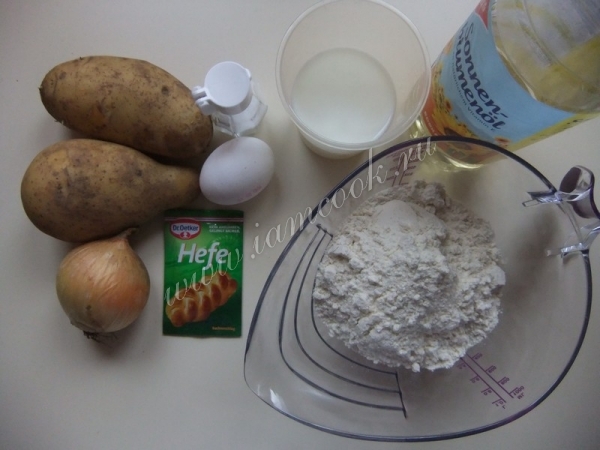 Ingredienser til tærte med kartofler i stegepande