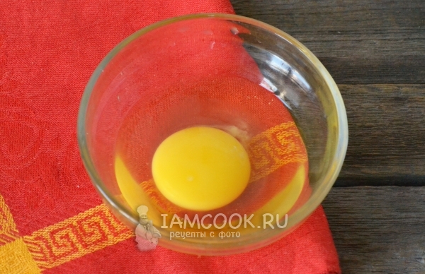 Arahkan telur ke dalam mangkuk