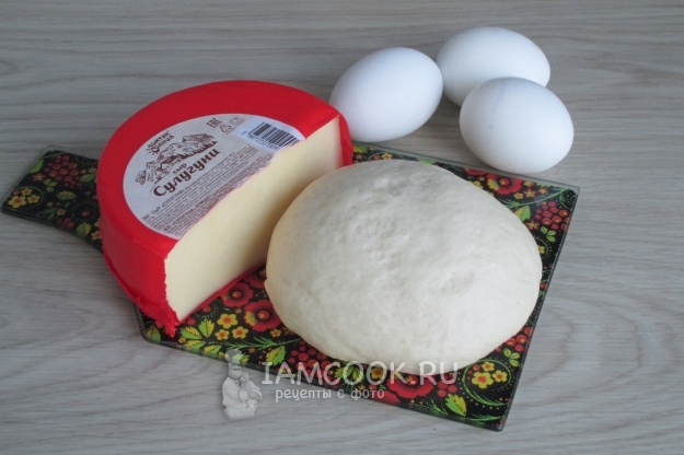 Ingredienser til tærte med suluguni ost