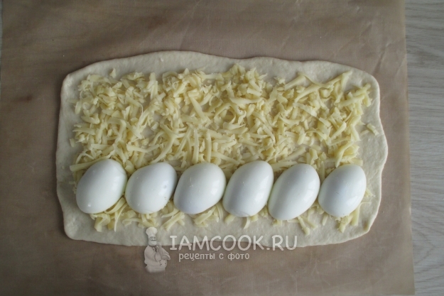 Metti il ​​formaggio e le uova sull'impasto