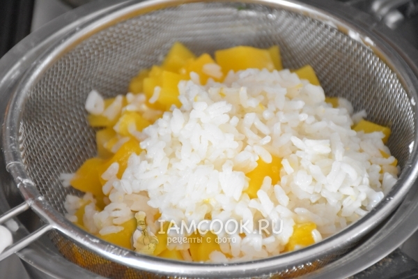 Kochen Sie Reis mit Kürbis