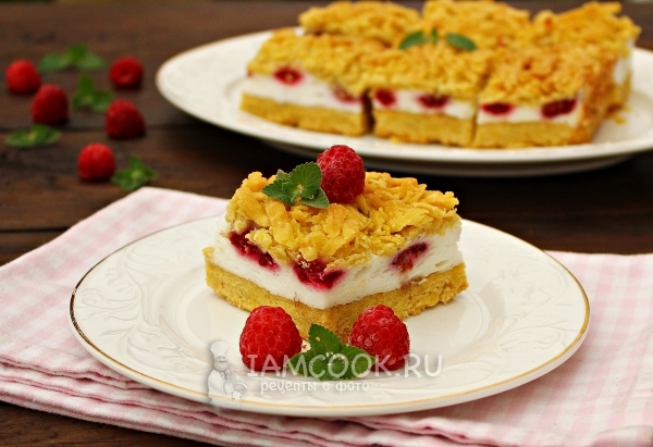 Foto af en tærte med frosne hindbær