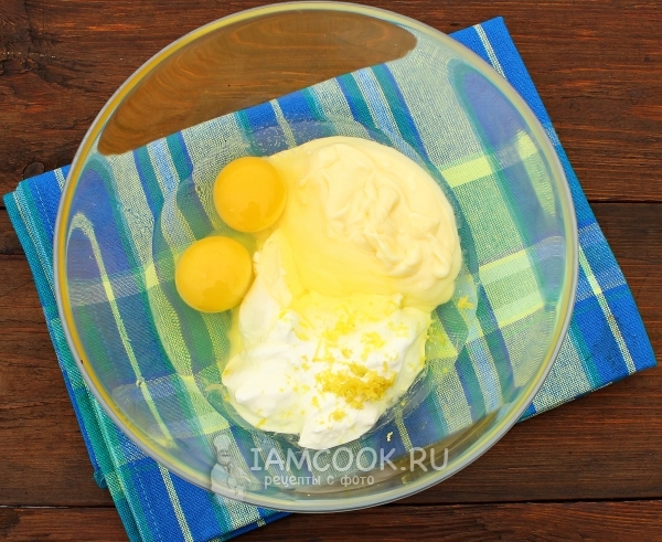 结合酸奶油，鸡蛋，黄油，果汁和柠檬皮