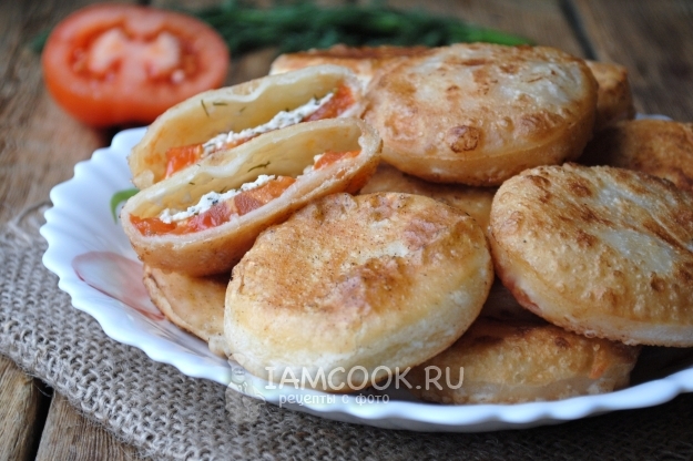 现成的馅饼“Bombochki”与奶酪和西红柿