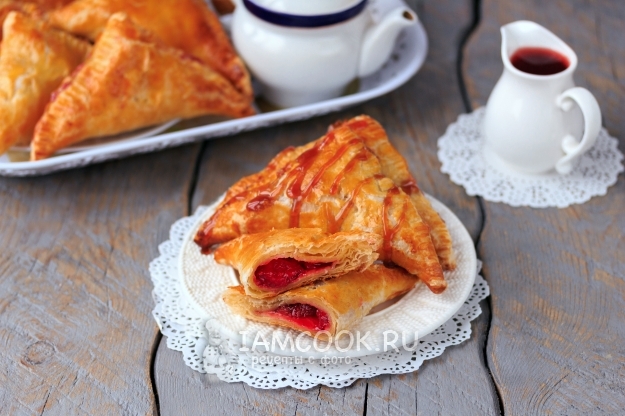 Recipe for pies with strawberries from puff pastry