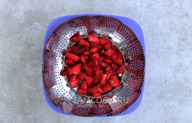 Cut the strawberries