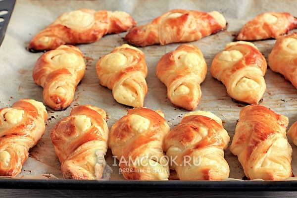 Puff pastry with cottage cheese in the oven