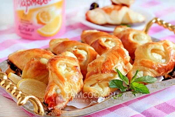 Recipe for pies made of puff pastry with cottage cheese in the oven