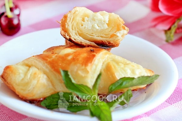 Photo of puff pastry with cottage cheese in the oven