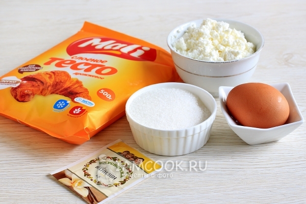 Ingredients for puff pastry with cottage cheese in the oven