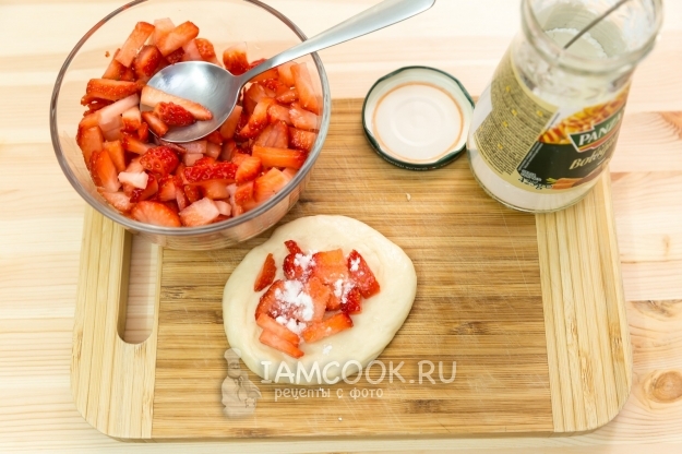 Поставете ягодите върху тестото