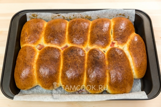 Снимка на пайове с ягоди във фурната (от мая тесто)