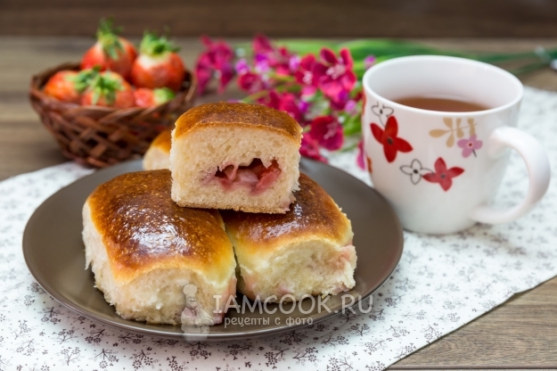 Рецепта за пайове с ягоди във фурната (от мая тесто)