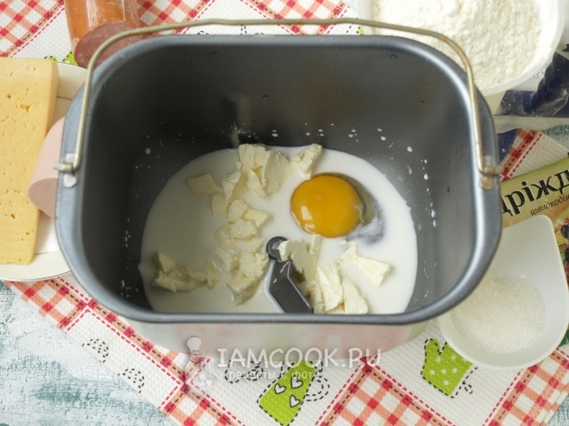 结合鸡蛋，牛奶和黄油