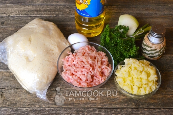 Ingredienser til patties med kylling og kartofler i ovnen
