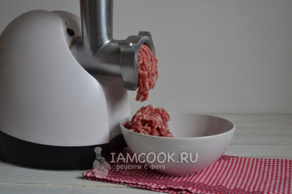 Csavarja be a húst egy húsdarálóban