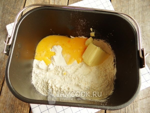 Tambahkan tepung, mentega, dan telur