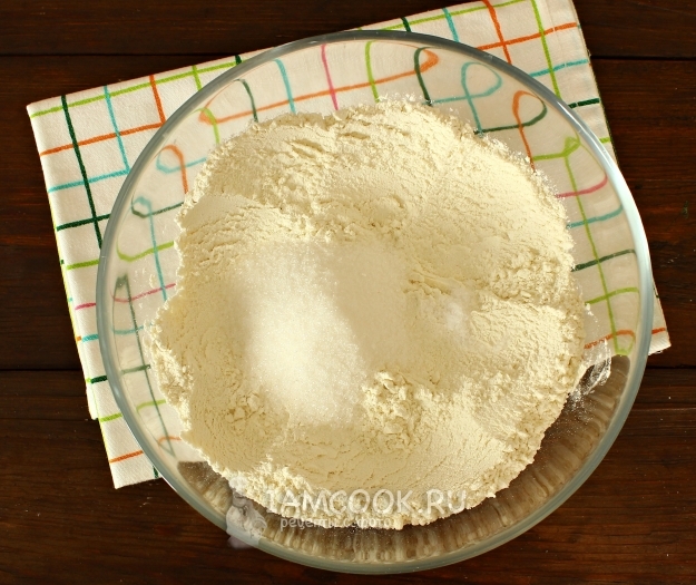 结合面粉，糖和盐