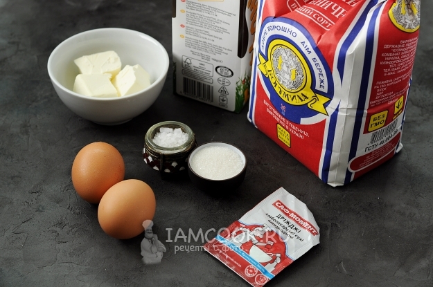 Ingredientes para exuberantes panqueques de levadura en leche