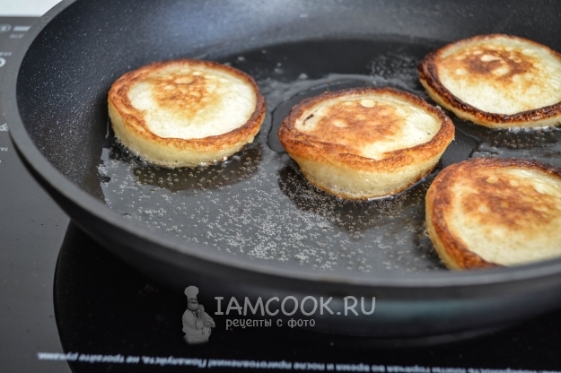 Ready lavish pancakes with kefir and dry yeast