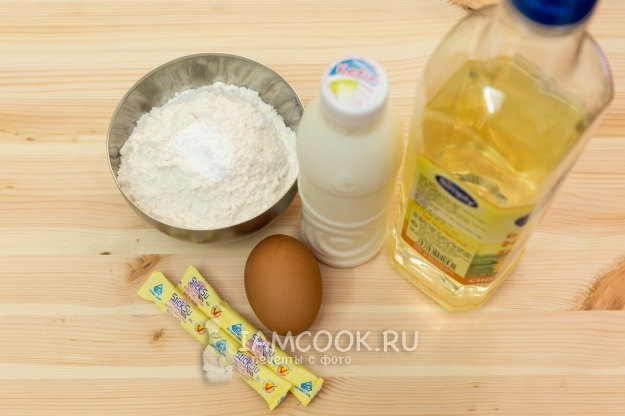 Ingredienser til overdådige pandekager på varm kefir